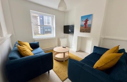 St Leonards-On-Sea House | Buttercup Cottage: 4-Star Getaway with Ocean View & Beach