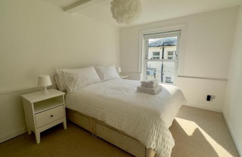 St Leonards-On-Sea House | Buttercup Cottage: 4-Star Getaway with Ocean View & Beach
