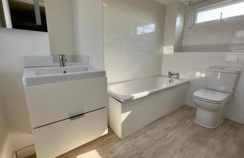St Leonards-On-Sea House | Buttercup Cottage: 4-Star Getaway with Ocean View & Beach