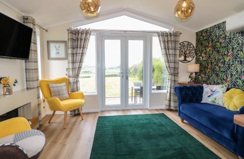Swadlincote House | Discover Buttercup: A Comfortable 4-Star Retreat