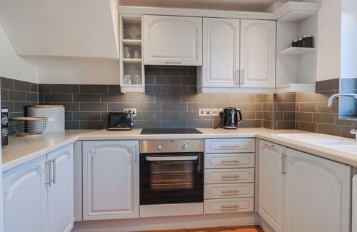 Bridport House | Pet-Friendly Buttercups Cottage with Ocean View in West Bay