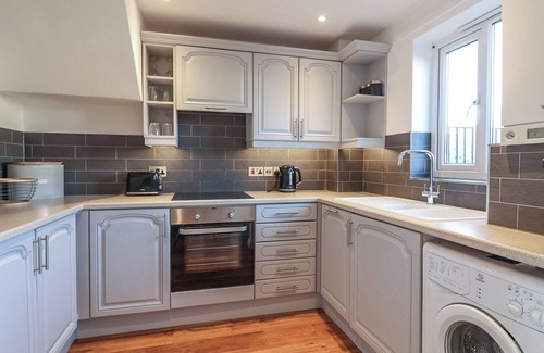 Bridport House | Pet-Friendly Buttercups Cottage with Ocean View in West Bay