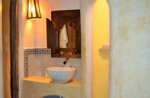 Marau Hotel | Relax at Butterfly House Bahia: Pool, Restaurant & More