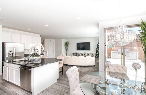 Sovana House | Relax at BUTTERFLY Lounge: Pool & Spa near the Strip