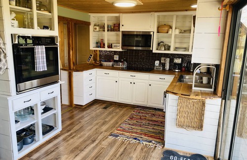 Jasper Cabin | Pet-Friendly Butterfly Ridge Cabin with Canyon Scenic Views