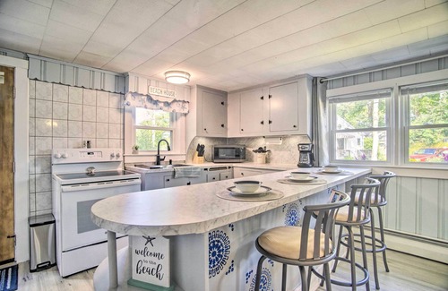 Buzzards Bay House | Buttermilk Cottage: Steps to Beach with Ocean View & Spa