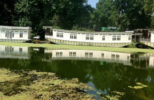 Brein Resort | Ideal Stay at Butts Clermount Houseboat - Rated 10/10!