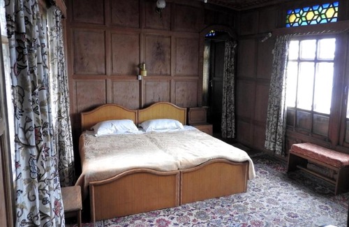 Brein Resort | Ideal Stay at Butts Clermount Houseboat - Rated 10/10!