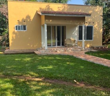 Jinja Bed & Breakfast | Comfortable Buutu Nest: Family-Friendly with Breakfast