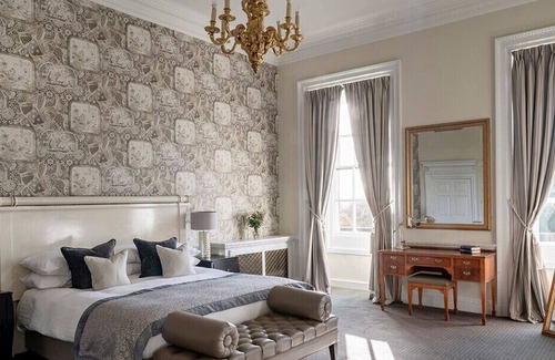 Buxted Hotel | Elegant Buxted Park Hotel: 4-Star with Pool & Restaurant
