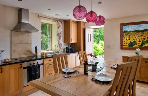 Eglwysbach Cottage | Relaxing Getaway at Buzzards View with Spa & Pet-Friendly