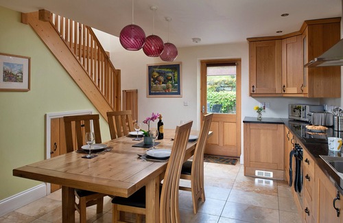 Eglwysbach Cottage | Relaxing Getaway at Buzzards View with Spa & Pet-Friendly