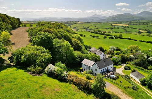 Eglwysbach Cottage | Relaxing Getaway at Buzzards View with Spa & Pet-Friendly
