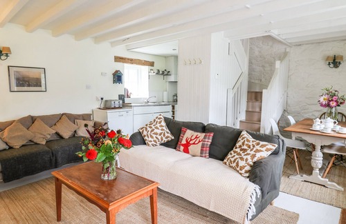 Llandeilo Cottage | BUZZARDS WATCH, pet friendly, character holiday cottage in Llandeilo