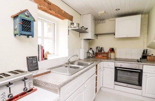 Llandeilo Cottage | BUZZARDS WATCH, pet friendly, character holiday cottage in Llandeilo