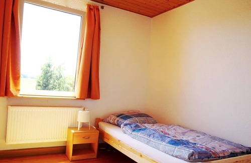 Suppingen Apartment | BW06 friendly 4 room fitter's apartment in Laichingen with washing machine and WiFi