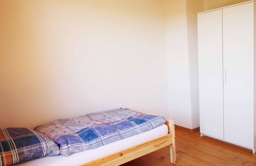 Suppingen Apartment | BW06 friendly 4 room fitter's apartment in Laichingen with washing machine and WiFi