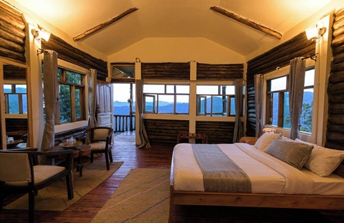 Nkuringo Hotel | Explore Bwindi Orugano Lodge with Spa & Family Amenities