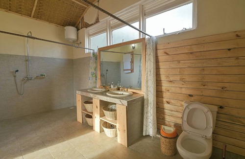 Nkuringo Hotel | Explore Bwindi Orugano Lodge with Spa & Family Amenities
