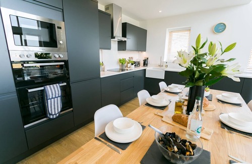 Cylch-Y-Garn Cottage | Coastal Retreat: Bwncath & Hebog for 8 with Ocean Views