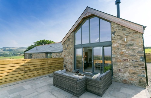 Cylch-Y-Garn Cottage | Coastal Retreat: Bwncath & Hebog for 8 with Ocean Views