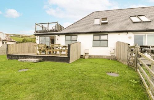 Cylch-Y-Garn House | Family-Friendly Bwthyn Awel: A 4-Star Retreat
