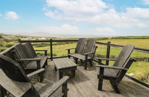 Cylch-Y-Garn House | Family-Friendly Bwthyn Awel: A 4-Star Retreat