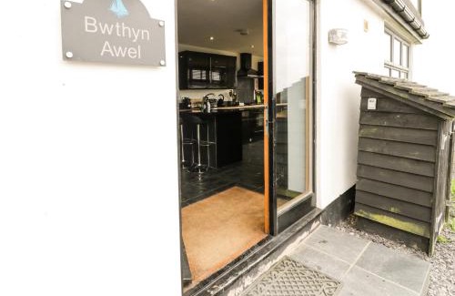 Cylch-Y-Garn House | Family-Friendly Bwthyn Awel: A 4-Star Retreat