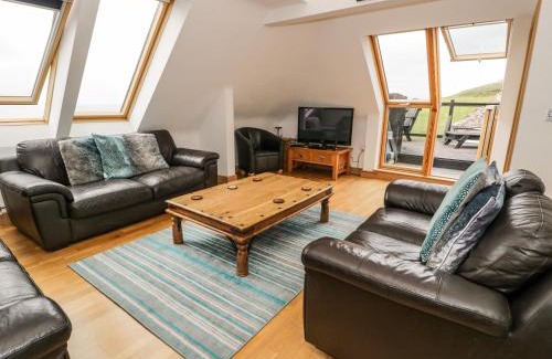 Cylch-Y-Garn House | Family-Friendly Bwthyn Awel: A 4-Star Retreat
