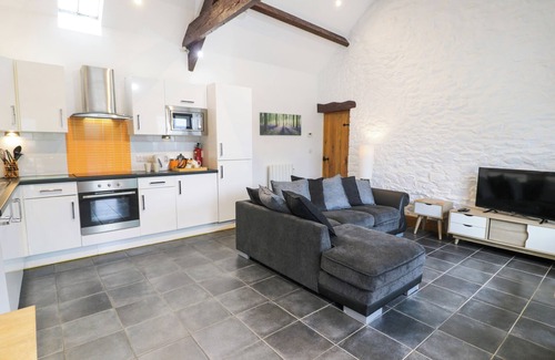Talybont Cottage | Pet-Friendly BWTHYN BACH Holiday Cottage with Ocean View