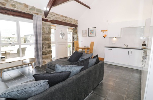 Talybont Cottage | Pet-Friendly BWTHYN BACH Holiday Cottage with Ocean View