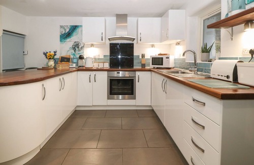 Caerdeon Cottage | Discover BWTHYN CAERDEON: Romantic Oceanfront Cottage