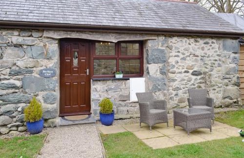 Dyffryn Ardudwy House | Discover Bwthyn Clyd: 5-Star Retreat with Hot Tub