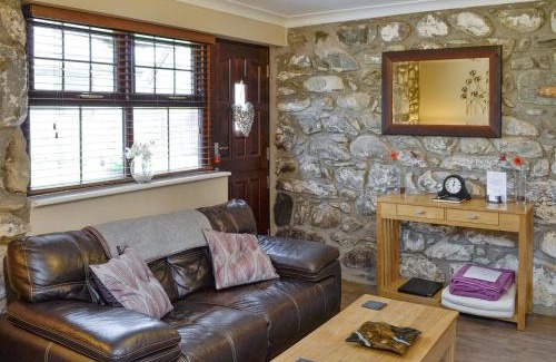 Dyffryn Ardudwy House | Discover Bwthyn Clyd: 5-Star Retreat with Hot Tub