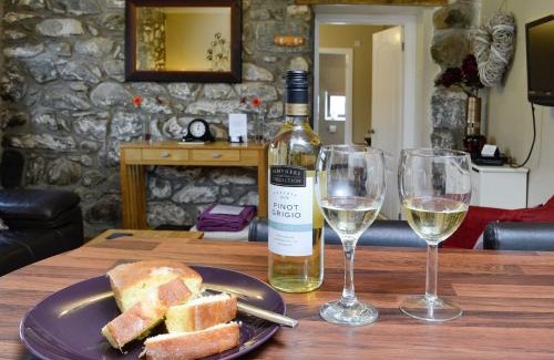 Dyffryn Ardudwy House | Discover Bwthyn Clyd: 5-Star Retreat with Hot Tub
