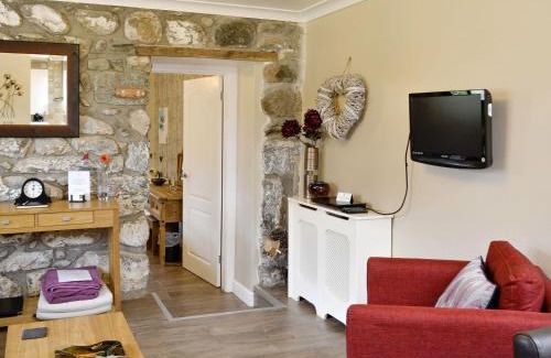 Dyffryn Ardudwy House | Discover Bwthyn Clyd: 5-Star Retreat with Hot Tub