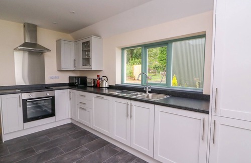 Crymych Cottage | Pet-Friendly BWTHYN EISTEDDFA FACH with Ocean Views