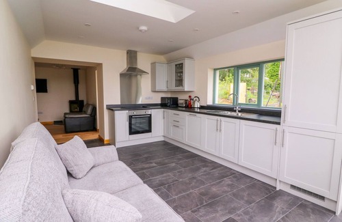 Crymych Cottage | Pet-Friendly BWTHYN EISTEDDFA FACH with Ocean Views