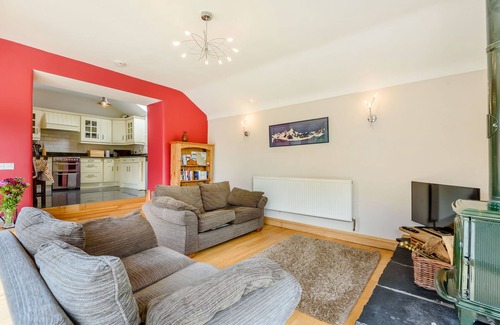 Llanfairpwllgwyngyll Cottage | Family-Friendly BWTHYN GWYN with Cozy Open Fire in Penmynydd
