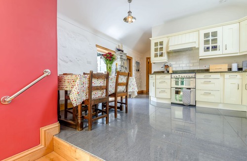 Llanfairpwllgwyngyll Cottage | Family-Friendly BWTHYN GWYN with Cozy Open Fire in Penmynydd