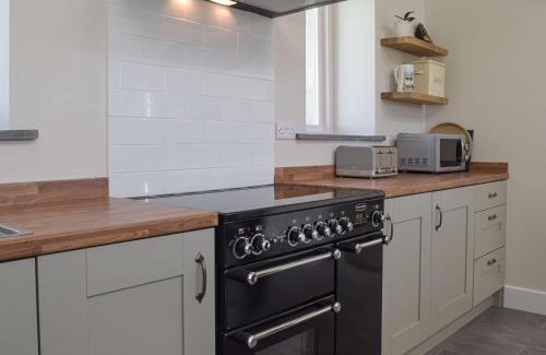 Boncath House | Elegant Bwthyn Y Bugail: Family-Friendly Getaway