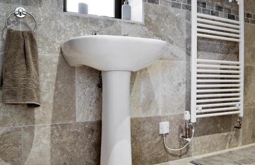 Mawr House | Welcoming Bwthyn Y Bugail: 4-Star Gem with Child-Friendly Amenities