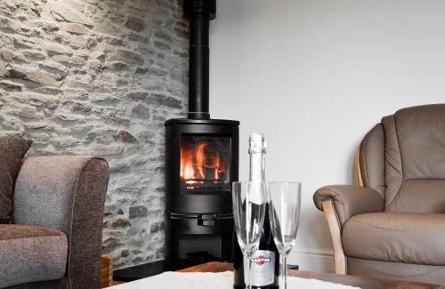Mawr House | Welcoming Bwthyn Y Bugail: 4-Star Gem with Child-Friendly Amenities