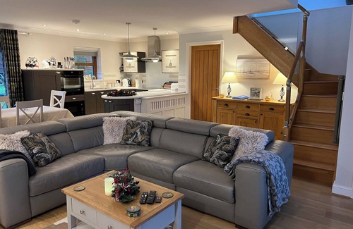 Llanddaniel Fab Cottage | Pet-Friendly BWTHYN Y GWYNION: Cozy Country Cottage Stay