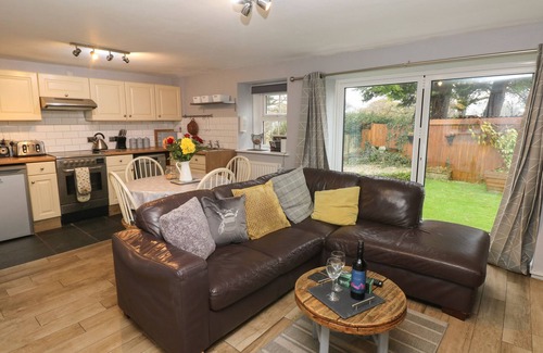 Crymych Cottage | Pet-Friendly Getaway at BWTHYN Y JACDO in Crymych