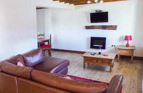 Rhyd-y-foel House | Welcoming Bwthyn Y Wennol: 4-Star Family-Friendly Stay