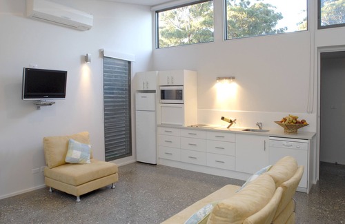 Sanctuary Point Apartment | Seaside Retreat: By the Beach B&B with Ocean View & Pool