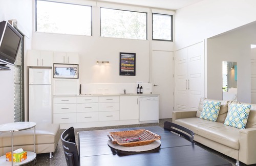Sanctuary Point Apartment | Seaside Retreat: By the Beach B&B with Ocean View & Pool