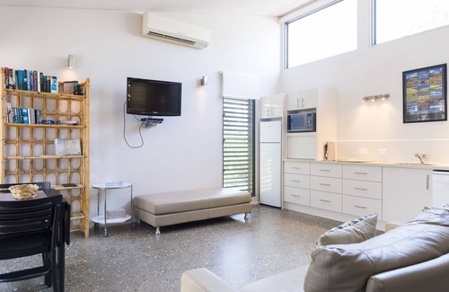 Sanctuary Point Apartment | Seaside Retreat: By the Beach B&B with Ocean View & Pool