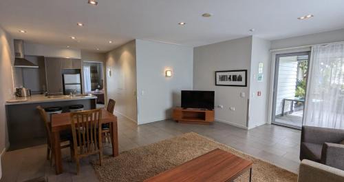 Paihia Apartment | Oceanfront Retreat: Guest Rated 9.5 with Pool & Dining